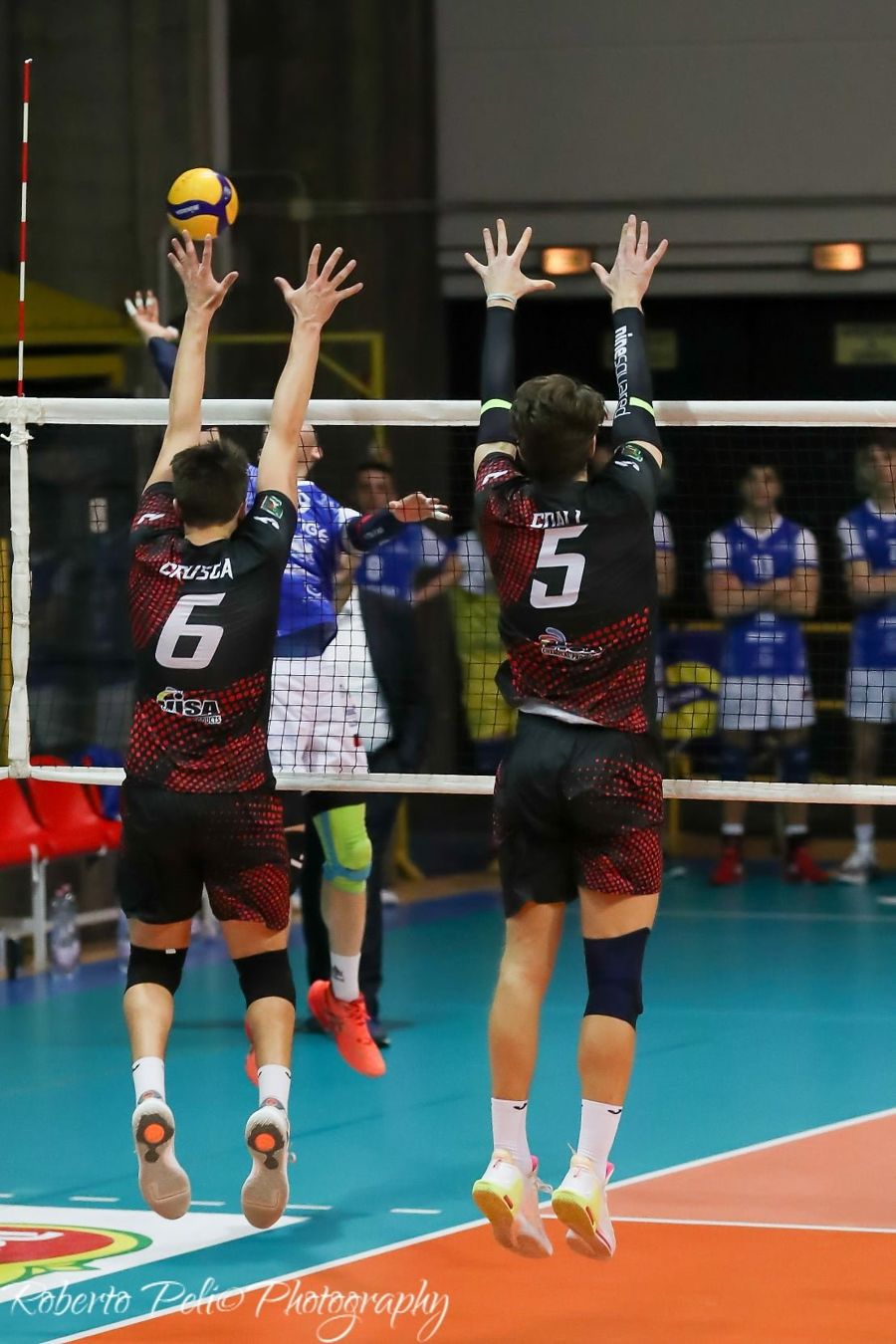Andrea Coali blocking at the net